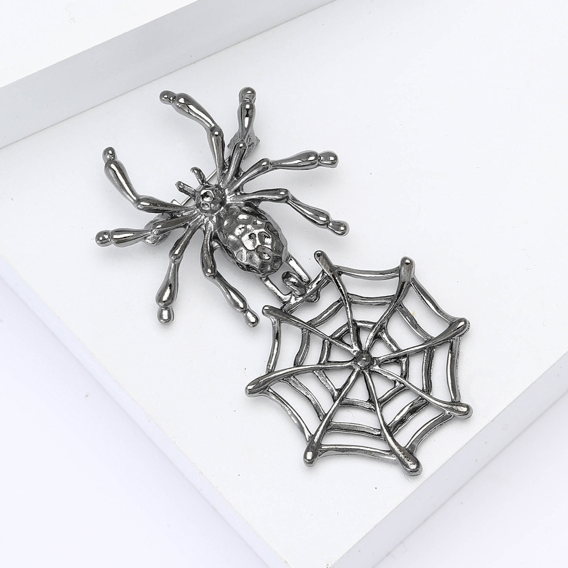 Trendy Halloween Spider Web Alloy Brooch – Stylish Costume Accessory - Image 3