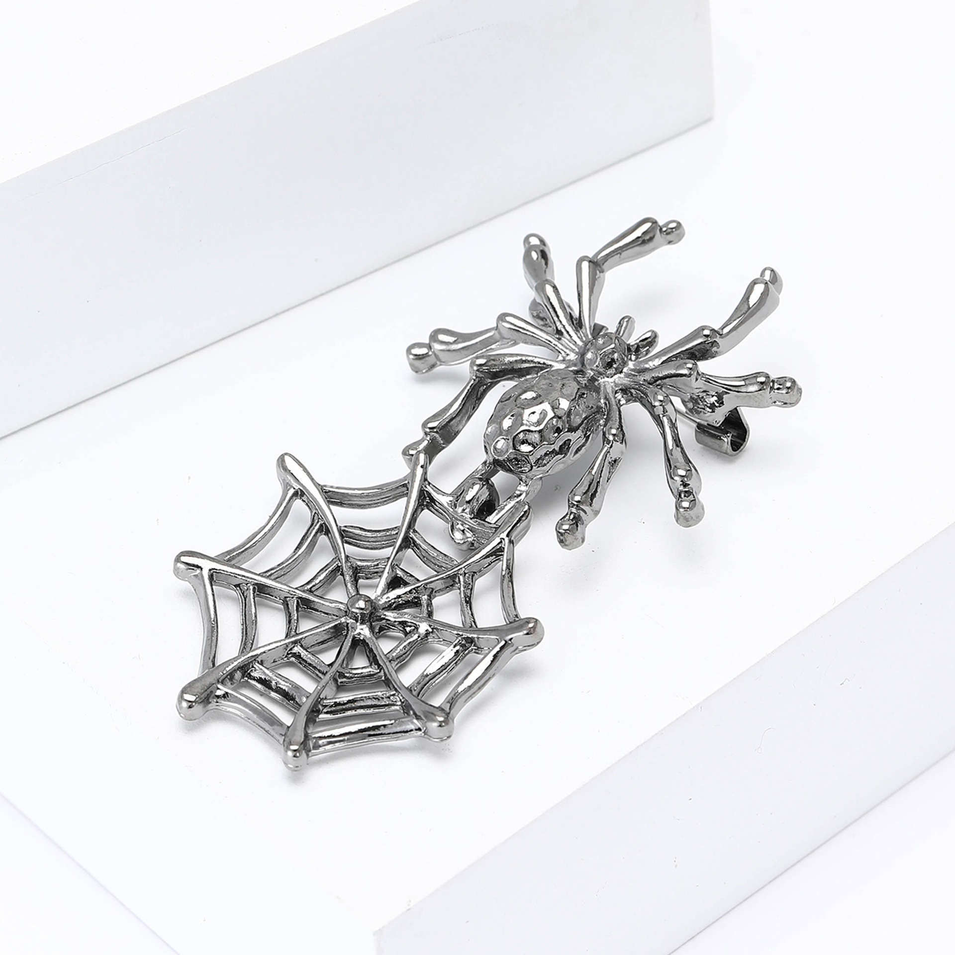 Trendy Halloween Spider Web Alloy Brooch – Stylish Costume Accessory - Image 4